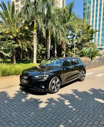 AUDI E-TRON ELÉTRICO PERFORMANCE BLACK QUATTRO